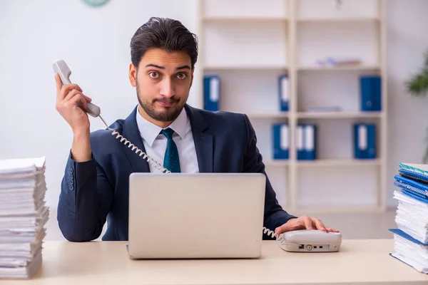 Jovem empresário empregado e muito trabalho no escritório — Fotografia de Stock