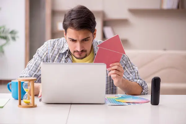 Jovem freelancer masculino trabalhando em casa — Fotografia de Stock