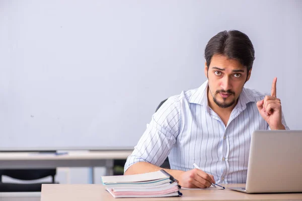 Joven profesor delante de pizarra —  Fotos de Stock