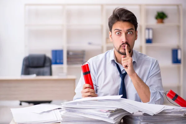 Junge männliche Angestellte unzufrieden mit exzessiver Arbeit im Büro — Stockfoto