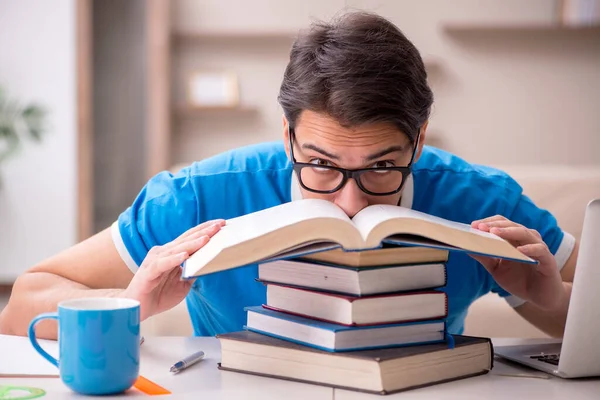 Giovane studente maschio che studia a casa — Foto Stock