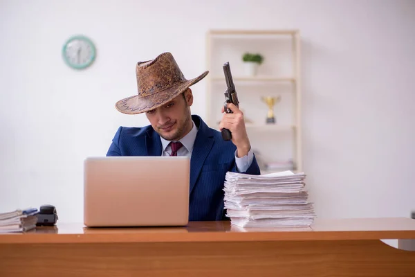 Fiatal cowboy üzletember dolgozik a munkahelyen — Stock Fotó