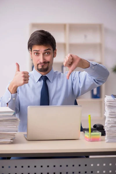 Jeune employé masculin et trop de travail au bureau — Photo