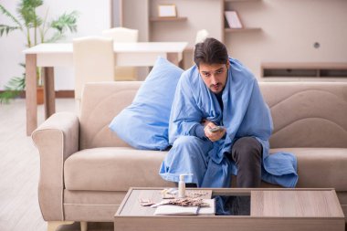 Genç adam kendini kötü hissediyor.