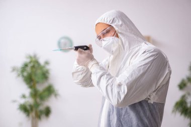 Salgın sırasında laboratuvarda çalışan genç bir kimyager.