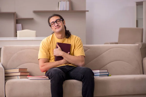 Jovem estudante do sexo masculino se preparando para exames em casa — Fotografia de Stock