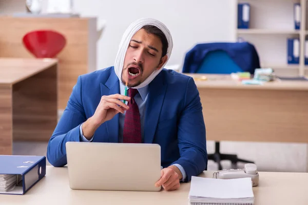 Jonge mannelijke werknemer met kiespijn op het werk — Stockfoto