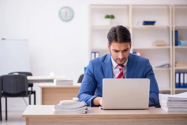 Jovem empregado atraente que trabalha no escritório — Fotografia de Stock