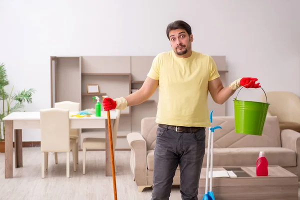 Junger männlicher Bauunternehmer putzt das Haus — Stockfoto