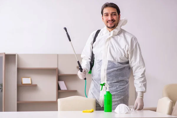 Genç erkek müteahhit evde haşere kontrolü yapıyor. — Stok fotoğraf