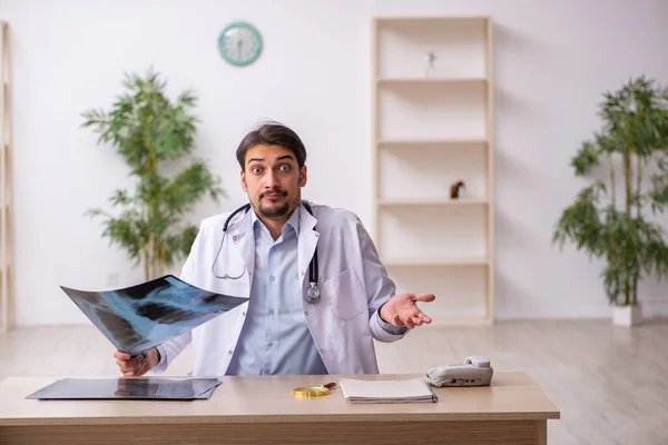 Klinikte çalışan genç bir erkek radyolog. — Stok fotoğraf