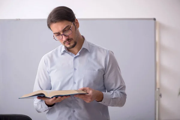 Junger männlicher Lehrer vor Whiteboard — Stockfoto