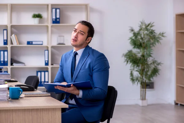 Empresário que trabalha no escritório — Fotografia de Stock