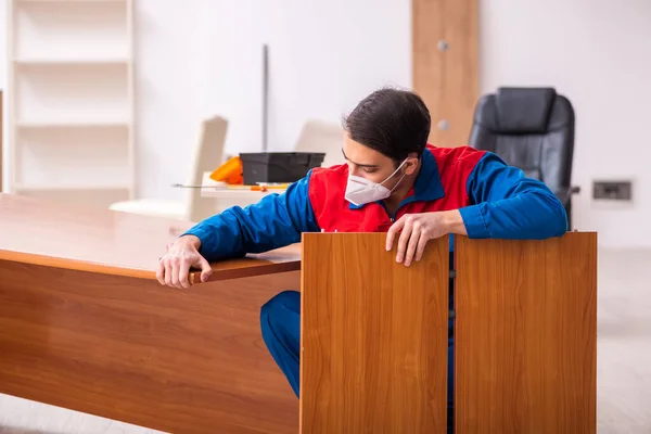 Junger Tischler arbeitet während Pandemie im Büro — Stockfoto