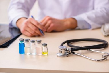 Aşı konseptinde genç bir erkek doktor.