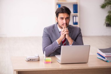 Ofiste çalışan genç işadamı.