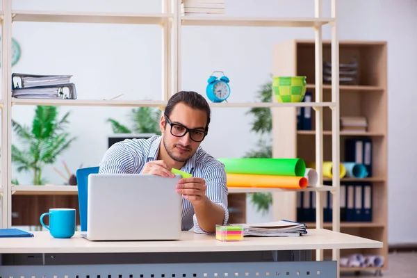 Ofiste çalışan genç bir erkek.