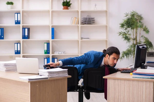 Giovane dipendente maschile nel concetto di multitasking — Foto Stock