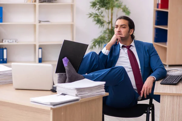 Mladý muž zaměstnanec v konceptu multitasking — Stock fotografie