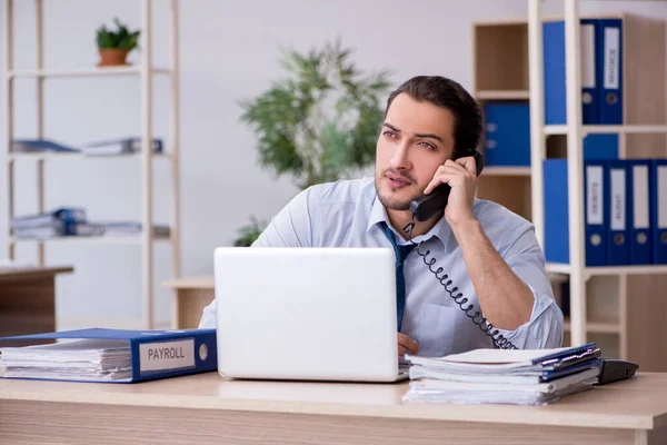 Junge männliche Buchhalterin arbeitet im Büro — Stockfoto