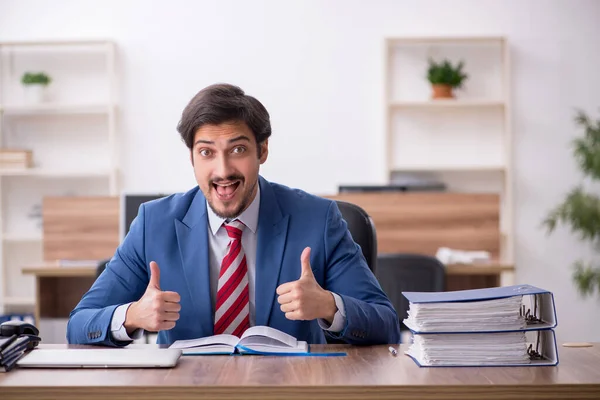 Jovem trabalhador masculino sentado no local de trabalho — Fotografia de Stock