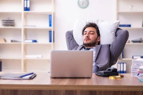 Joven empleado masculino en concepto de sueño excesivo —  Fotos de Stock