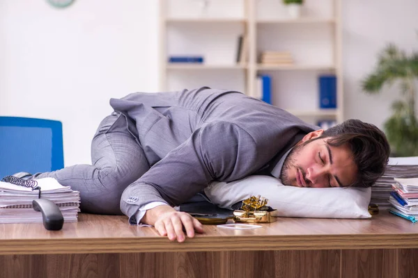 Ung manlig anställd i oversleeping koncept — Stockfoto