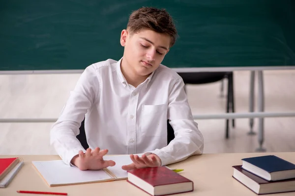 Pojken sitter i klassen — Stockfoto