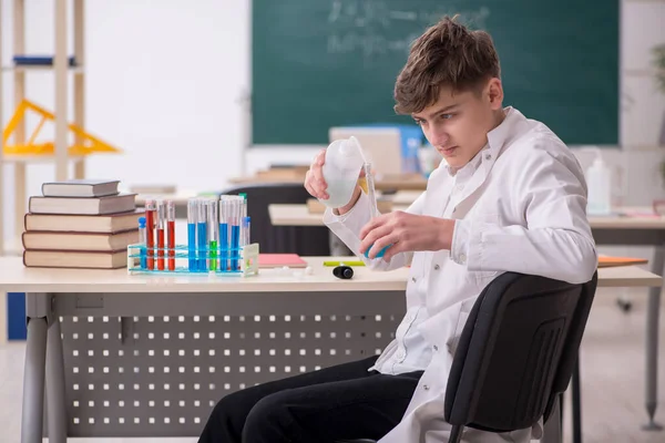 Školák studující chemii ve třídě — Stock fotografie
