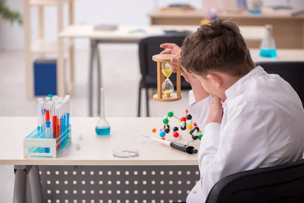 Schüler studiert Chemie im Klassenzimmer — Stockfoto