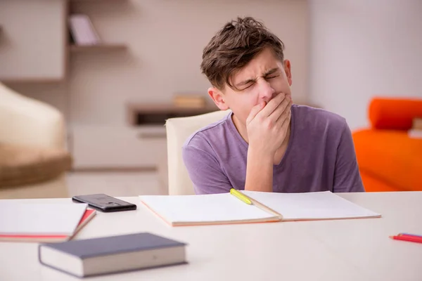 Écolier se préparant pour les examens à la maison — Photo