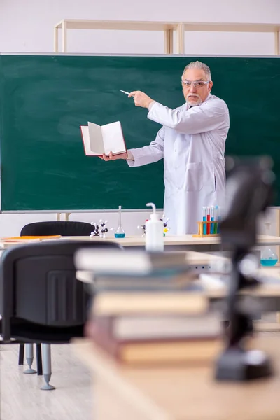 Starý učitel chemie v učebně — Stock fotografie