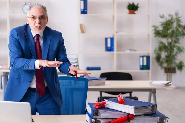 Vecchio dipendente maschio con dinamite in ufficio — Foto Stock