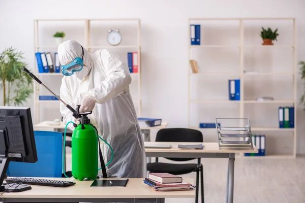 Alte männliche Auftragnehmer in Büro Desinfektionskonzept — Stockfoto