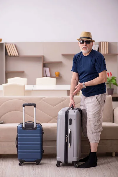 Oude man bereidt zich voor op reis naar huis — Stockfoto