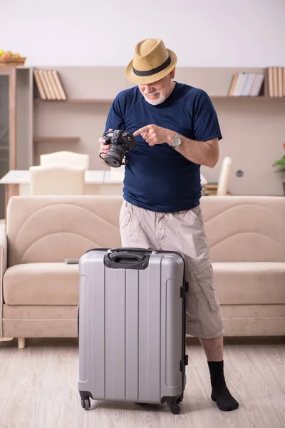 Viejo preparándose para el viaje a casa — Foto de Stock