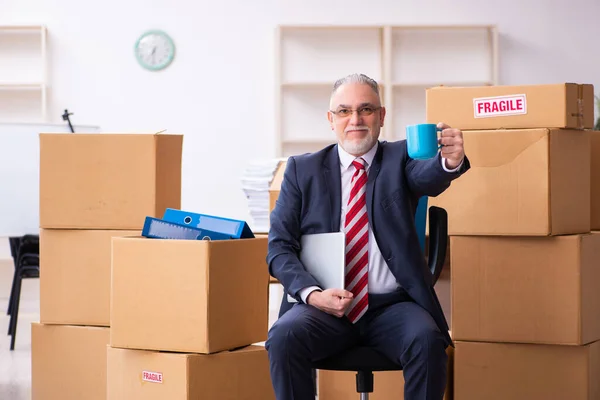 Vieil homme d'affaires employé dans le concept de réinstallation — Photo