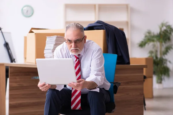 Vieil homme d'affaires employé dans le concept de réinstallation — Photo