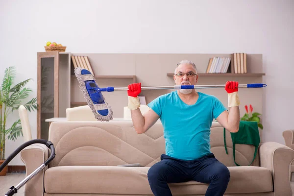 Velho limpando a casa — Fotografia de Stock