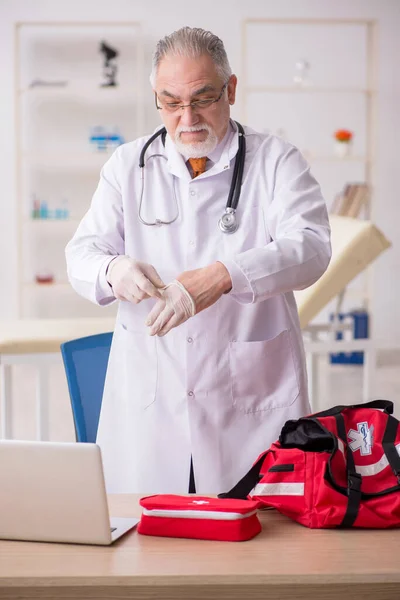 Старый врач-мужчина в концепции оказания первой помощи — стоковое фото