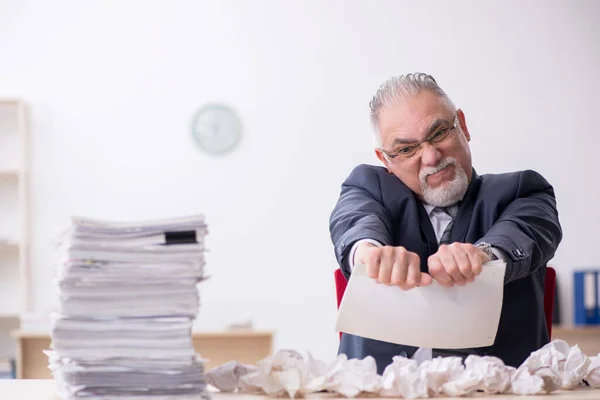 Velho empregado masculino no conceito de brainstorming — Fotografia de Stock