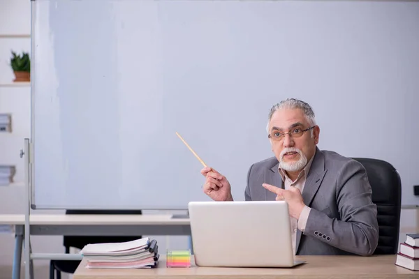 Velho professor masculino na frente do quadro branco — Fotografia de Stock