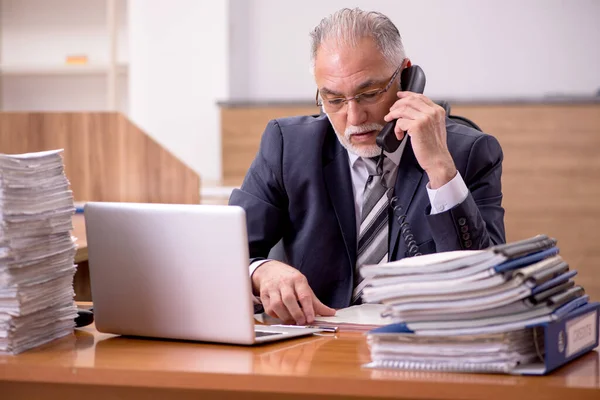 Vecchio dipendente maschio e troppo lavoro in ufficio — Foto Stock