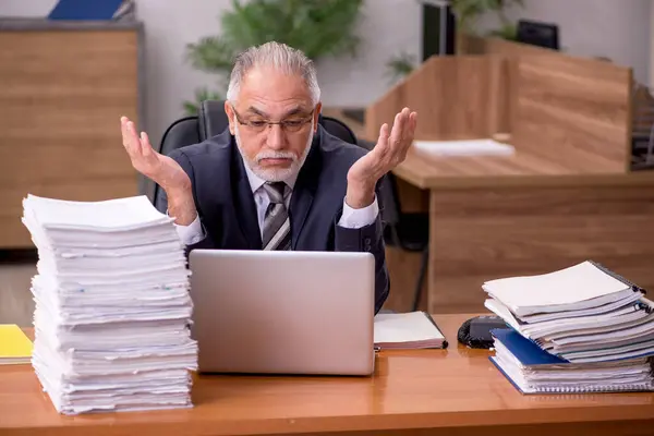 Viejo empleado y demasiado trabajo en la oficina — Foto de Stock