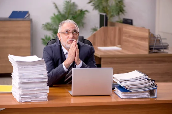 Alte männliche Angestellte und zu viel Arbeit im Büro — Stockfoto