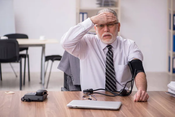 Empleado varón mayor que sufre en el lugar de trabajo — Foto de Stock