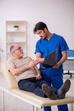 Yaşlı erkek hasta, genç erkek, radikal doktor.