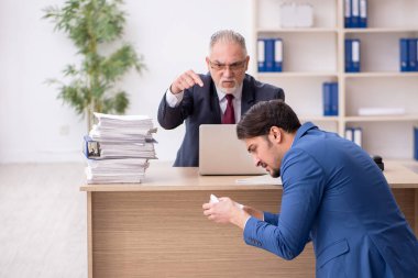 İşten çıkarma kavramında iki erkek çalışan.