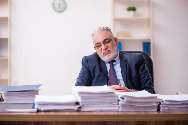 Vecchio impiegato uomo d'affari infelice con il lavoro eccessivo in ufficio — Foto Stock