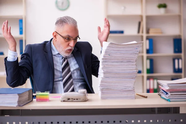 Gammal affärsman anställd missnöjd med överdrivet arbete på kontoret — Stockfoto